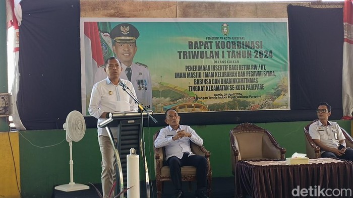 Pj Wali Kota Parepare Akbar Ali menyerahkan insentif kepada tokoh agama dan masyarakat.
