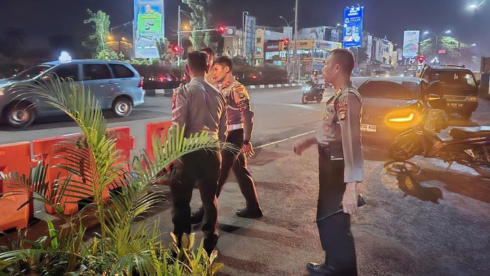 Polisi berjaga di Pospam Mudik Polres Depok