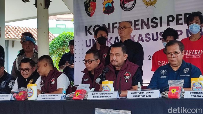 Polisi memberikan keterangan pers terkait penggerebekan pabrik narkoba di Semarang, Kamis (4/4/2024).