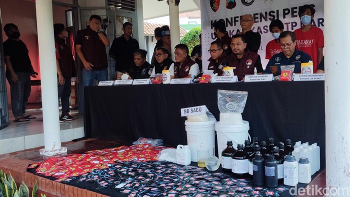 Polisi memberikan keterangan pers terkait penggerebekan pabrik narkoba di Semarang, Kamis (4/4/2024).