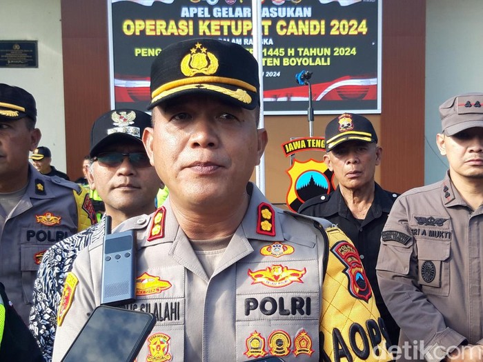 Kapolres Boyolali, AKBP Petrus Parningotan Silalahi, usai apel gelar pasukan operasi ketupat candi 2024, di halaman Mapolres setempat Kamis (4/4/2024).