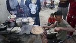 Potret Anak Gaza Menunggu Makanan Berbuka di Tengah Bencana Kelaparan