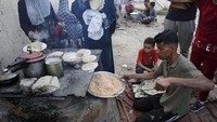 Menu yang dimasakan berupa sayuran dan roti. 