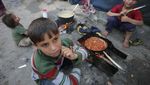Potret Anak Gaza Menunggu Makanan Berbuka di Tengah Bencana Kelaparan