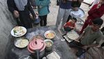 Potret Anak Gaza Menunggu Makanan Berbuka di Tengah Bencana Kelaparan