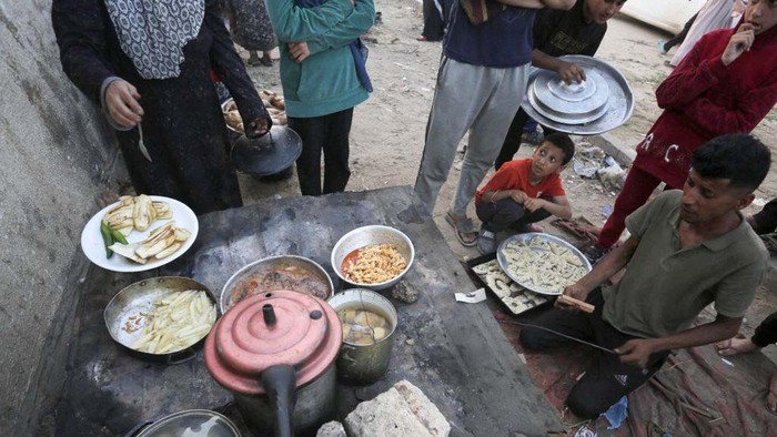 DEIR AL BALAH, GAZA - APRIL 03: Palestinians prepare food for iftar (break fasting meal) during the holy month of Ramadan amid dramatic starvation and hunger due to Israeli blockade in the besieged Gaza Strip on April 03, 2024. (Photo by Ashraf Amra/Anadolu via Getty Images)