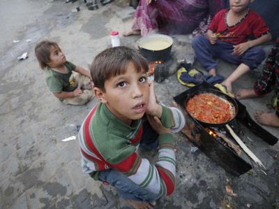 Potret Anak Gaza Menunggu Makanan Berbuka di Tengah Bencana Kelaparan