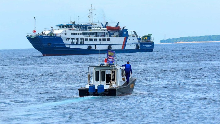 Polisi Perairan melaksanakan Patroli laut di Pelabuhan Ketapang, Banyuwangi, Jawa Timur, Kamis (4/4/2024). Patroli di perairan Selat Bali tersebut dilakukan untuk pengamanan masa arus mudik Idul Fitri 2024. ANTARA FOTO/Budi Candra Setya