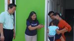 Potret Serah Terima Rumah untuk Keluarga Penghasilan Rendah
