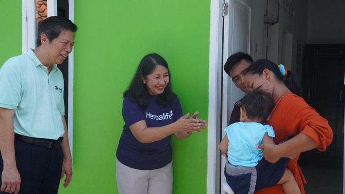 Senior Director & General Manager Herbalife Indonesia, Andam Dewi (kedua kiri) bersama National Director Habitat for Humanity Indonesia, Susanto Samsudin (kiri) secara simbolis menyerahkan rumah tinggal bagi keluarga berpenghasilan rendah dalam rangka rangkaian kegiatan 28UILD di Desa Margamulya, Kecamatan Mauk, Kabupaten Tangerang, Banten, Kamis, (04/04/2024).