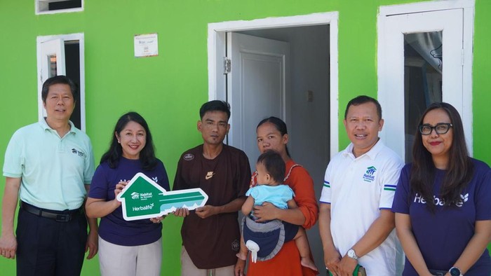 Senior Director & General Manager Herbalife Indonesia, Andam Dewi (kedua kiri) bersama National Director Habitat for Humanity Indonesia, Susanto Samsudin (kiri) secara simbolis menyerahkan rumah tinggal bagi keluarga berpenghasilan rendah dalam rangka rangkaian kegiatan 28UILD di Desa Margamulya, Kecamatan Mauk, Kabupaten Tangerang, Banten, Kamis, (04/04/2024).