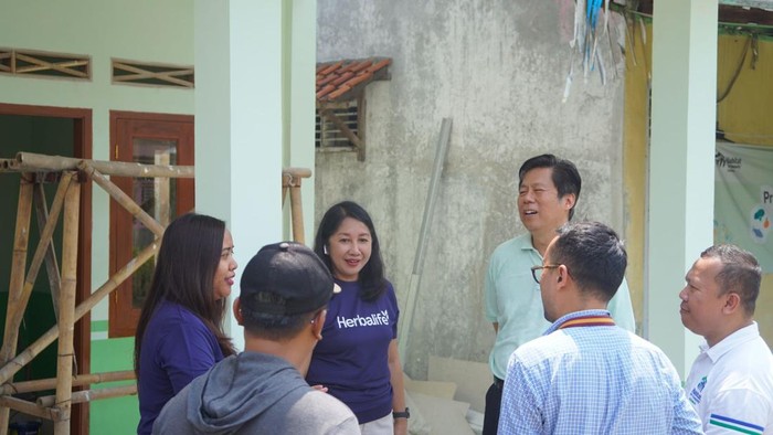 Senior Director & General Manager Herbalife Indonesia, Andam Dewi (kedua kiri) bersama National Director Habitat for Humanity Indonesia, Susanto Samsudin (kiri) secara simbolis menyerahkan rumah tinggal bagi keluarga berpenghasilan rendah dalam rangka rangkaian kegiatan 28UILD di Desa Margamulya, Kecamatan Mauk, Kabupaten Tangerang, Banten, Kamis, (04/04/2024).