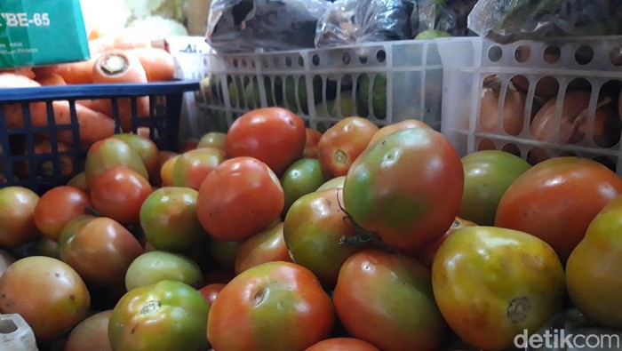 Harga tomat sekilo di Pasar Boyolali kini jauh lebih mahal dari telur sekilo, Kamis (4/4/2024)