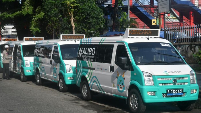 Potret Uji Coba Angkot Listrik Bogor, Tarif Rp 5.000 Anggota Polresta Bogor Kota mengamati angkot listrik saat uji coba di Halte Cidangiang, Kota Bogor, Jawa Barat, Kamis (4/4/2024). Pemerintah Kota Bogor melakukan uji coba lima unit angkot listrik Bogor (Alibo) dengan 30 titik pemberhentian yang menggunakan sistem pembayaran nontunai dengan tarif Rp5 ribu untuk sekali perjalanan. ANTARA FOTO/Arif Firmansyah/nym.