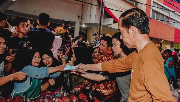Presiden Joko Widodo ngabuburit di Taman Pusparagam (Lapangan Semagor) Kabupaten Bungo, Jambi. (Instagram @jokowi)