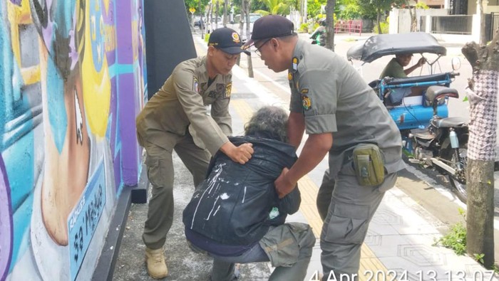 Pria diduga ODGJ berulah di Jalan Tamsis Jogja, Kamis (4/4/2024).