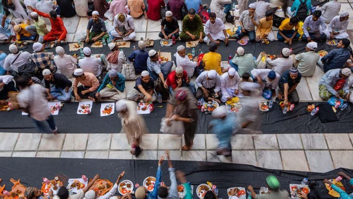 Muslim devotees are gathering at the Nakhoda Mosque as they prepare to break their fast with their Iftar meal at sunset during the Holy month of Ramadan. Muslims around the world are required to abstain from eating and drinking from dawn to dusk during this holy month. This is taking place at the Nakhoda Mosque in Kolkata, India, on April 3, 2024. (Photo by Saurabh Sirohiya/NurPhoto via Getty Images)