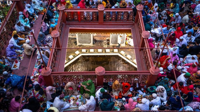 Rame Bangat! Begini Suasana Buka Puasa di Masjid Nakhoda India Muslim devotees are gathering at the Nakhoda Mosque as they prepare to break their fast with their Iftar meal at sunset during the Holy month of Ramadan. Muslims around the world are required to abstain from eating and drinking from dawn to dusk during this holy month. This is taking place at the Nakhoda Mosque in Kolkata, India, on April 3, 2024. (Photo by Saurabh Sirohiya/NurPhoto via Getty Images)
