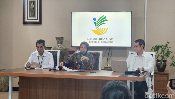 Risma saat jumpa pers di kantornya, Jakarta Pusa.