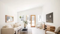 Saat Lebaran, memiliki ruang keluarga dengan bukaan yang cukup banyak bisa membantu sirkulasi udara agar lancar. Sebab, biasanya saat Lebaran banyak sanak saudara yang berkumpul di ruang keluarga. Foto: Home Consultant via The Spruce