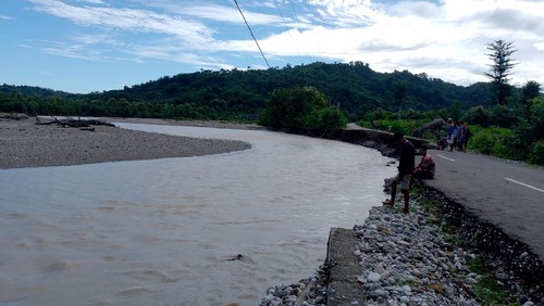 Ruas Jalur Pantura di Desa Manubelon, Kecamatan Amfoang Barat Laut, Kabupaten Kupang, NTT, putus terkikis banjir Sungai Kapsali. (Dok Pemerintah Kecamatan Amfoang Barat Daya)
