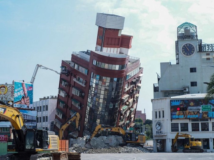 A general view of a damage of building caused by the earthquake in Hualien on April 4, 2024. At least nine people were killed and more than 1,000 injured Wednesday by a powerful earthquake in Taiwan that damaged dozens of buildings and prompted tsunami warnings as far as Japan and the Philippines before being lifted. (Photo by Sam Yeh / AFP)