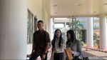 Kemunculan Perdana Sandra Dewi, Lambaikan Tangan Setelah Suami Ditahan