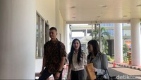 Pesinetron 40 tahun itu tak banyak bicara saat menyapa wartawan. Doain ya, hanya itu yang diucapkan oleh Sandra Dewi. Foto: Febri/detikHOT
