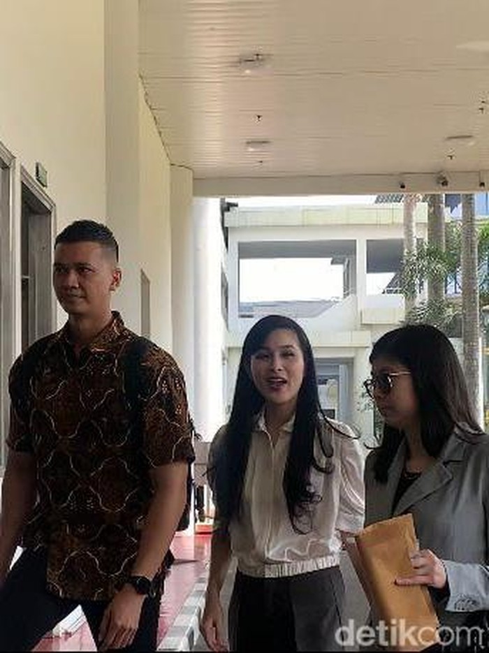 Sandra Dewi tiba di kantor Kejaksaan Agung.