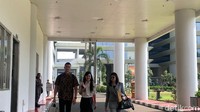 Sandra Dewi tiba di Kantor Kejaksaan Agung, Panglima Polim, Jakarta Selatan, Kamis (4/4/2024) dengan didampingi dua orang lainnya. Sejak tiba, Sandra Dewi tampak tersenyum dan melambaikan tangan.  Foto: Febri/detikHOT