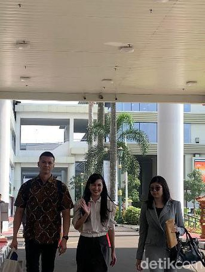 Sandra Dewi Sandra Dewi tiba di kantor Kejaksaan Agung.