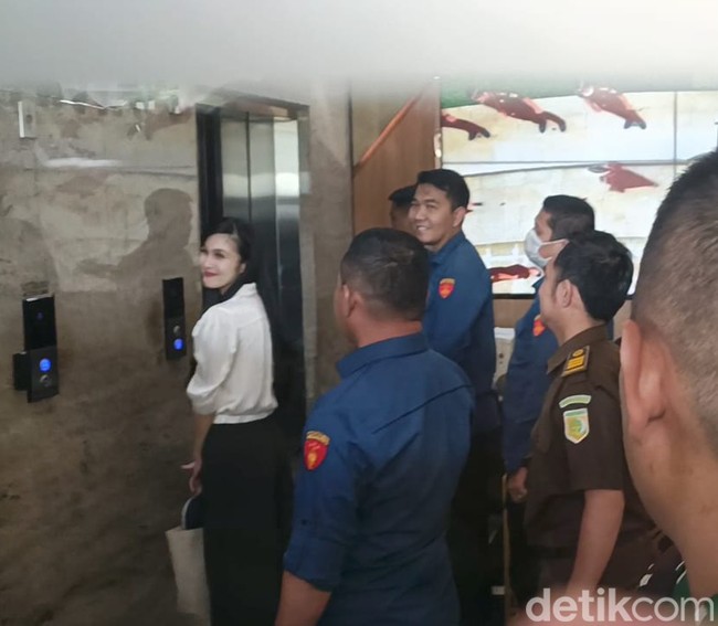 Tas yang dihiasi gantungan berbentuk logo CC khas Chanel berwarna hitam tersebut kemudian berpindah tangan ke Sandra Dewi saat hendak memasuki lift. (Foto: Febri/detikHOT)