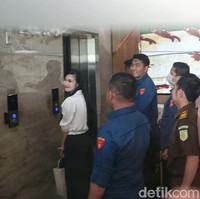 Tas yang dihiasi gantungan berbentuk logo CC khas Chanel berwarna hitam tersebut kemudian berpindah tangan ke Sandra Dewi saat hendak memasuki lift. (Foto: Febri/detikHOT)