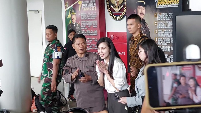 Sandra Dewi selesai menjalani pemeriksaan di Kejagung