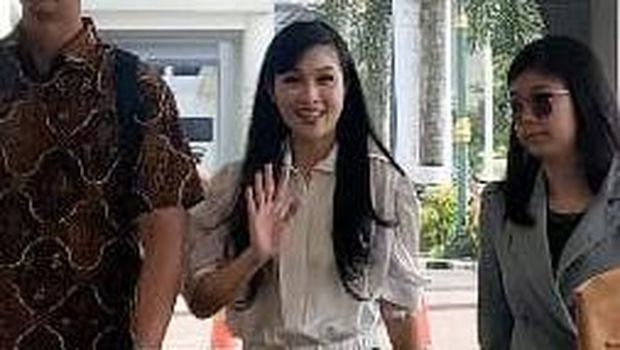 Sandra Dewi tebar senyuman di Kejagung