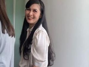 Diperiksa Kejagung Soal Korupsi Timah, Sandra Dewi Beri Love Sign