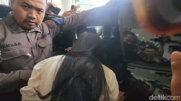 Sandra Dewi usai diperiksa Kejagung (Mulia/detikcom).