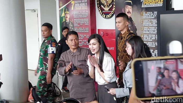 Sandra Dewi usai diperiksa Kejagung (Mulia/detikcom).