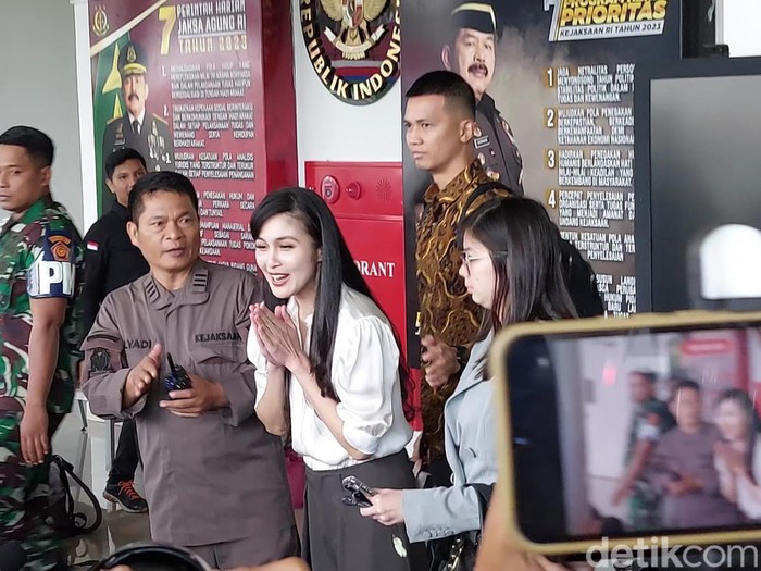 Sandra Dewi usai diperiksa Kejagung (Mulia/detikcom).