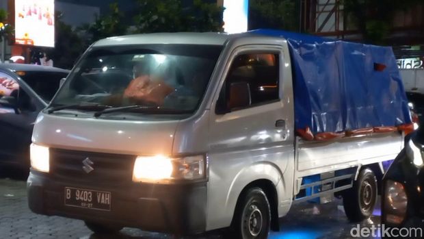 Satu keluarga mudik pakai pikap