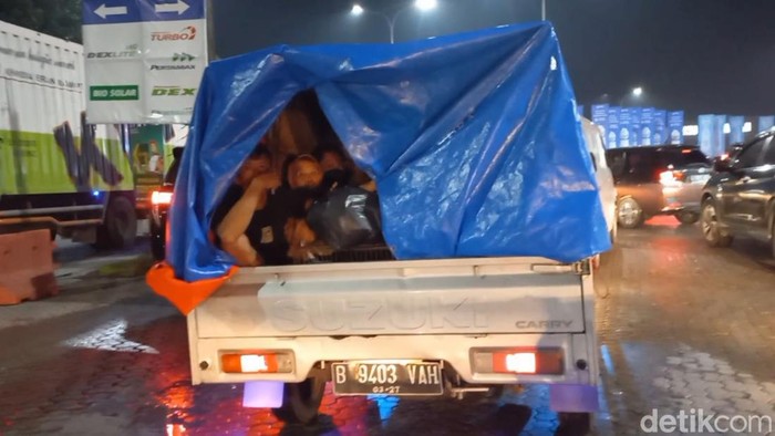 Satu keluarga mudik pakai pikap