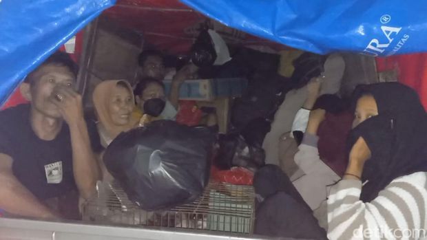 Satu keluarga mudik pakai pikap
