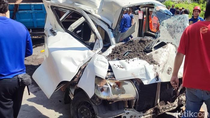 Sebuah mobil Gran Max remuk usai tertimpa pantat truk bermuatan pasir yang tak kuat nanjak di Semarang, Kamis (4/4/2024).