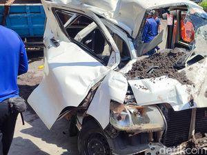 Truk Pasir Tak Kuat Nanjak Timpa Gran Max di Semarang, Sopir Sempat Terjepit