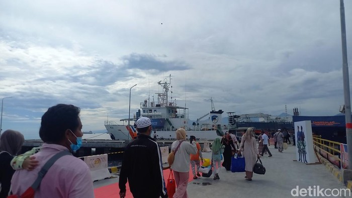 Sejumlah pemudik memasuki kapal yang disiapkan pemerintah dalam program mudik gratis dari Pelabuhan Celukan Bawang ke Pulau Raas, Kamis (4/4/2024). (Made Wijaya Kusuma/detikBali)