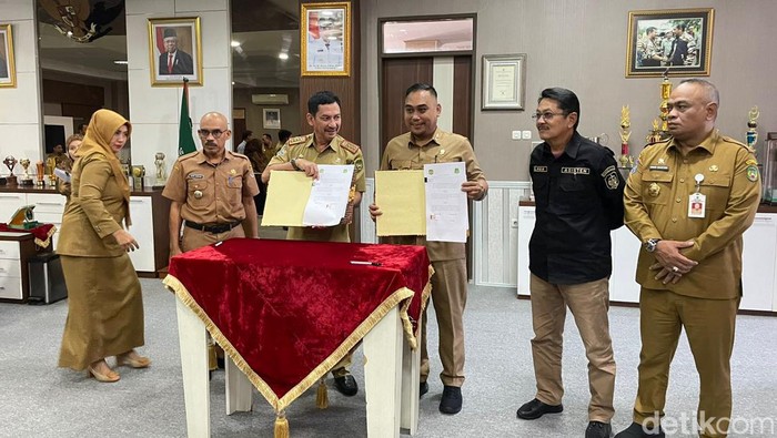Sekretaris Daerah (Sekda) Firmanza DP (kiri) dan Pj Sekda Sidrap Muhammad Yusuf DM saat meneken kerja sama pangan strategis.