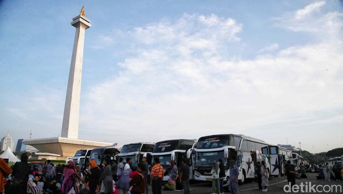 Pemprov DKI Jakarta gelar program mudik gratis 2024. Sebanyak 12.160 penumpang diberangkat dari Monas, Jakarta, Kamis (4/4).