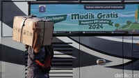 Pemudik membawa berbagai barang untuk keperluan di kampung halaman.
