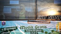 Sebagian sudah berada di bus yang bertuliskan tujuan masing-masing kota.