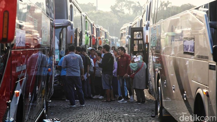 Senangnya Warga Ikuti Mudik Gratis Pemprov DKI Pemprov DKI Jakarta gelar program mudik gratis 2024. Sebanyak 12.160 penumpang diberangkat dari Monas, Jakarta, Kamis (4/4).